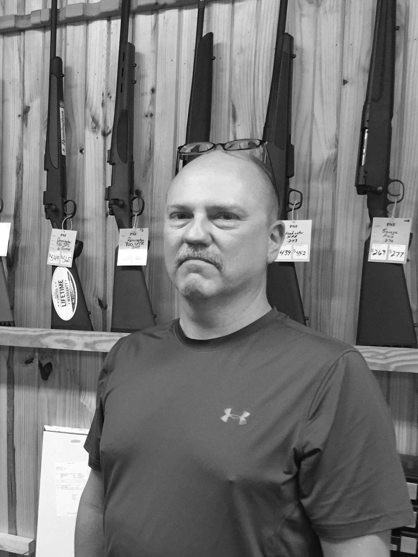 Jamie French, ex-ispettore di polizia, è titolare di un negozio di armi a Benton, in Kentucky. In 5 anni ne ha vendute circa 7'500