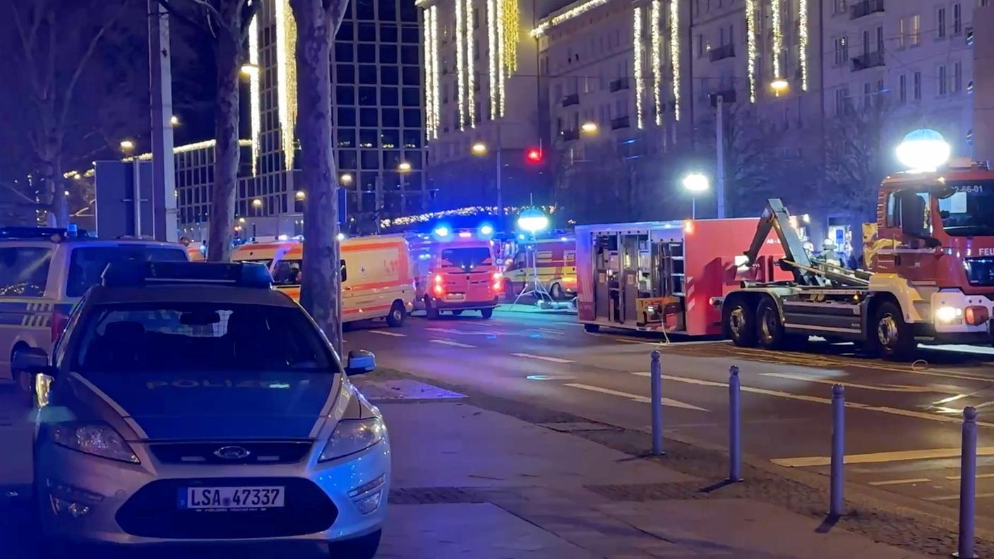 L'ingente dispositivo dei soccorsi sul luogo della tragedia.jpg
