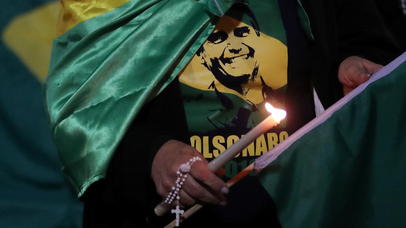 Una supporter del candidato dell'estrema destra Bolsonaro