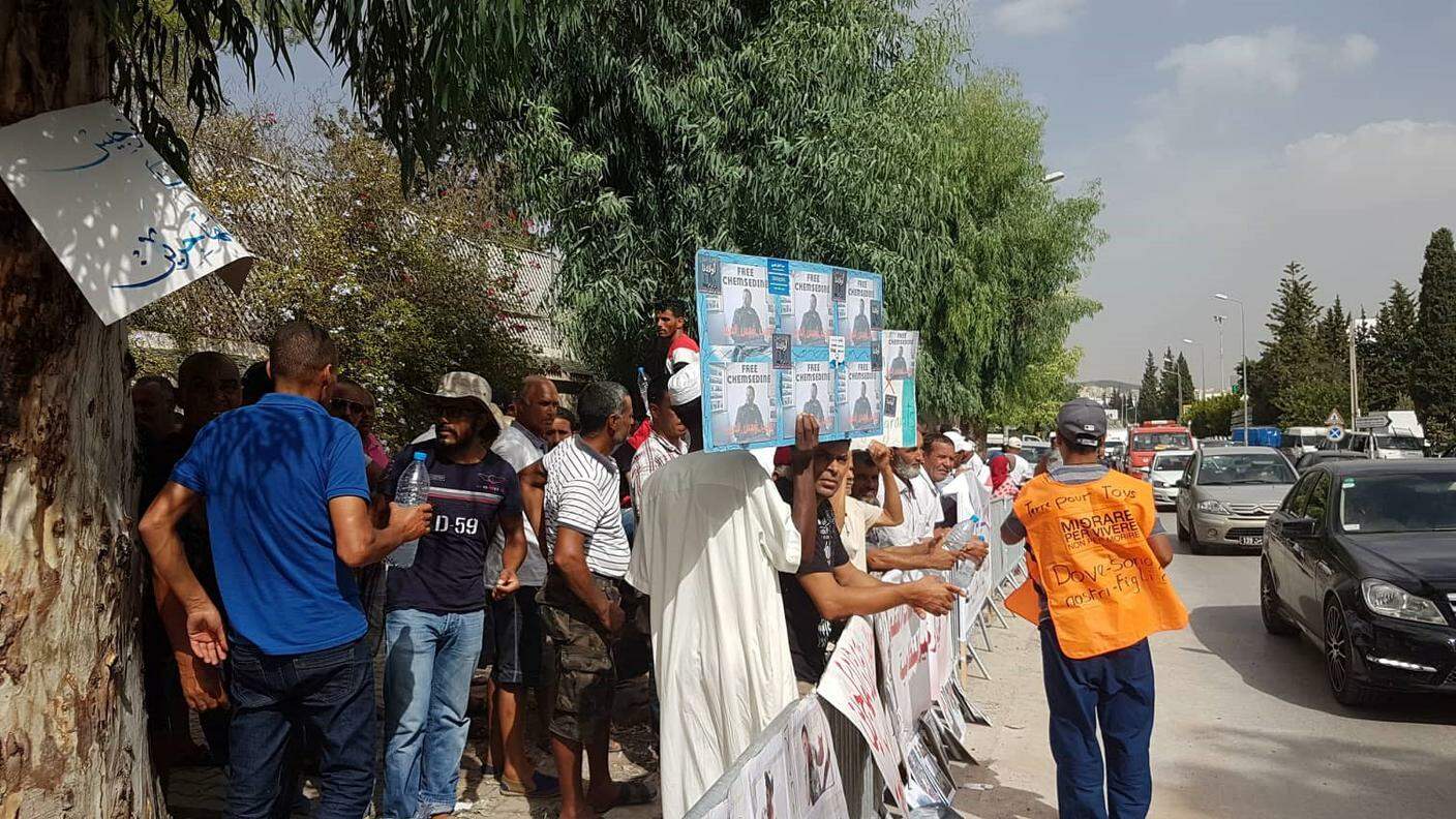 Manifestazione in Tunisia per chiedere la liberazione dei sei pescatori arrestati dalle autorità italiane 