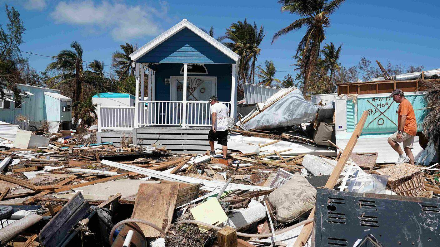 Un abitante di Islamorada (Florida) tra i resti della sua casa distrutta dall'uragano Irma
