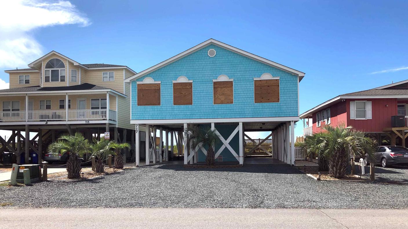 Una casa già preparata per l'arrivo dell'uragano a Holden Beach, in North Carolina