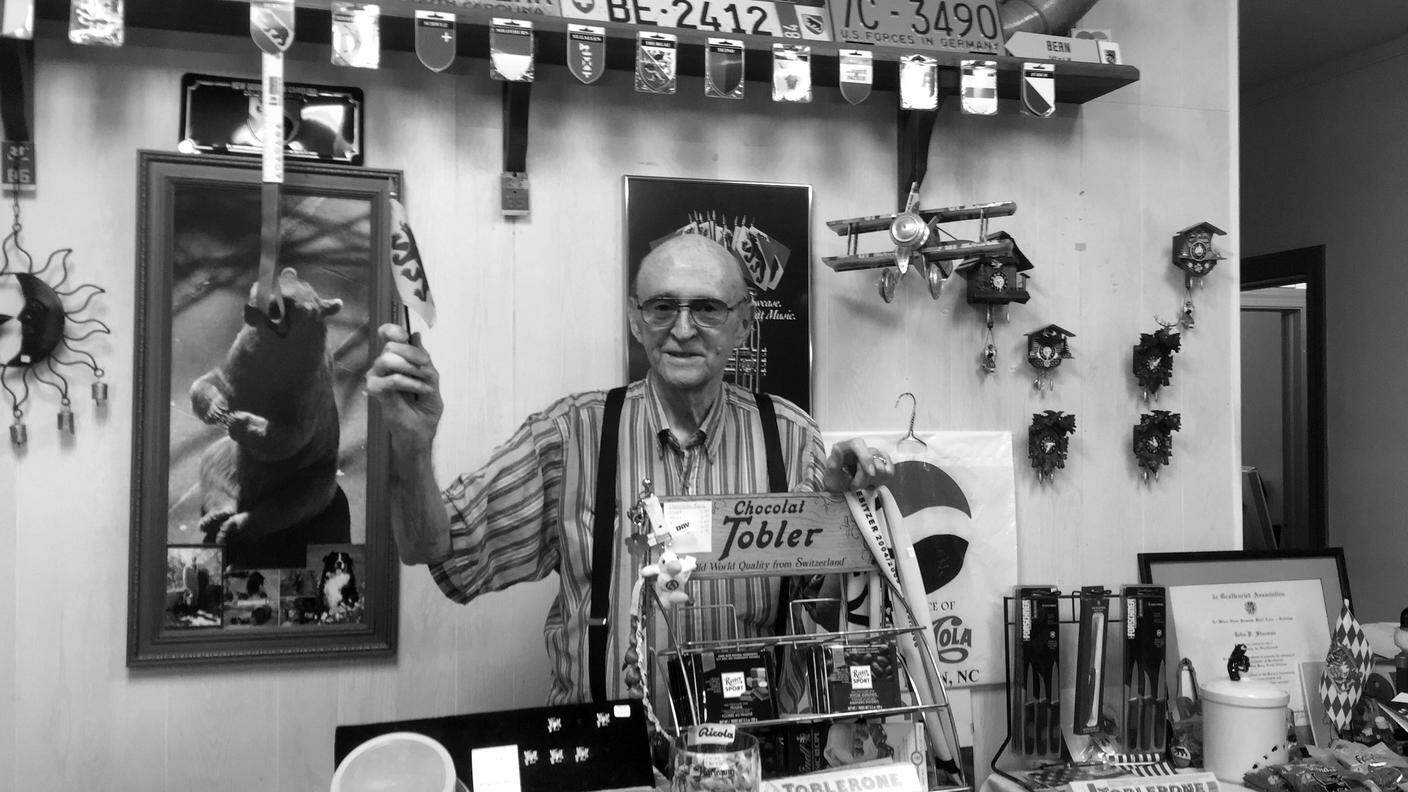 John Struman è il titolare del negozio di souvenir svizzeri in questa cittadina della North Carolina (© RSI - Emiliano Bos).JPG