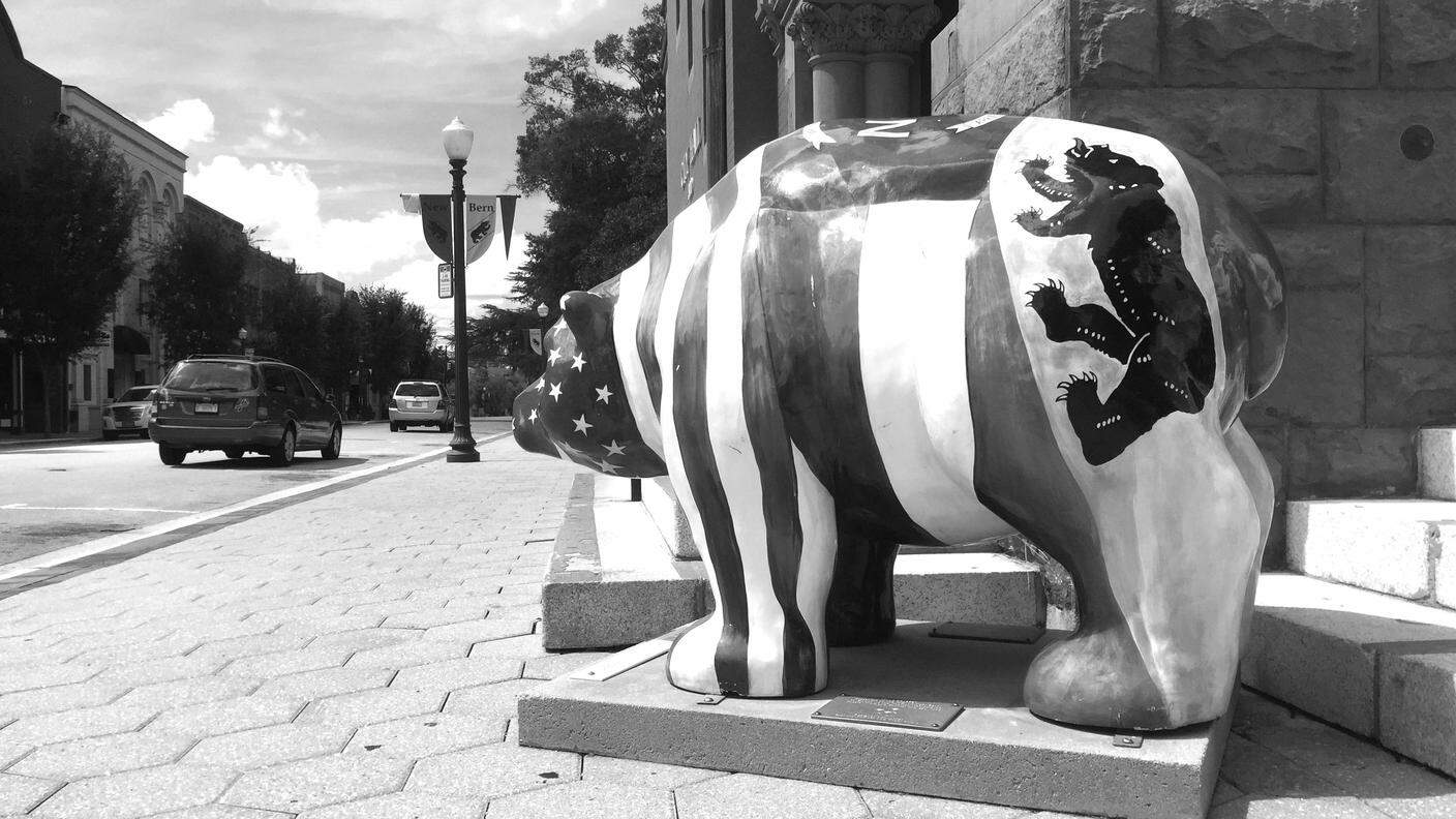 L'orso bernese in bella mostra davanti al municipio. Ma altri esemplari, dipinti in modo diverso, sono sparpagliati ovunque a New Bern (© RSI - Emiliano Bos).JPG