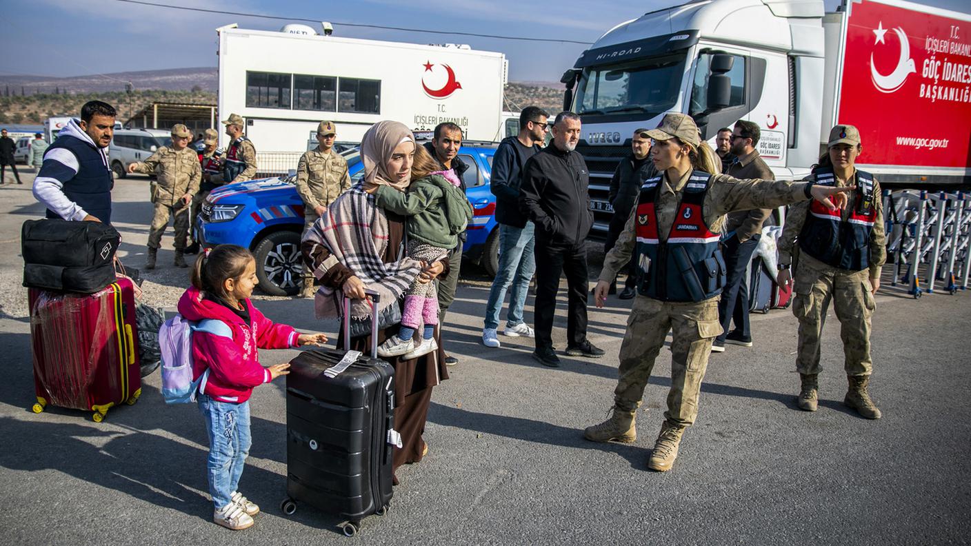 Famiglie siriane arrivano al confine di Cilvegozu per entrare in Siria dalla Turchia presso Antiochia