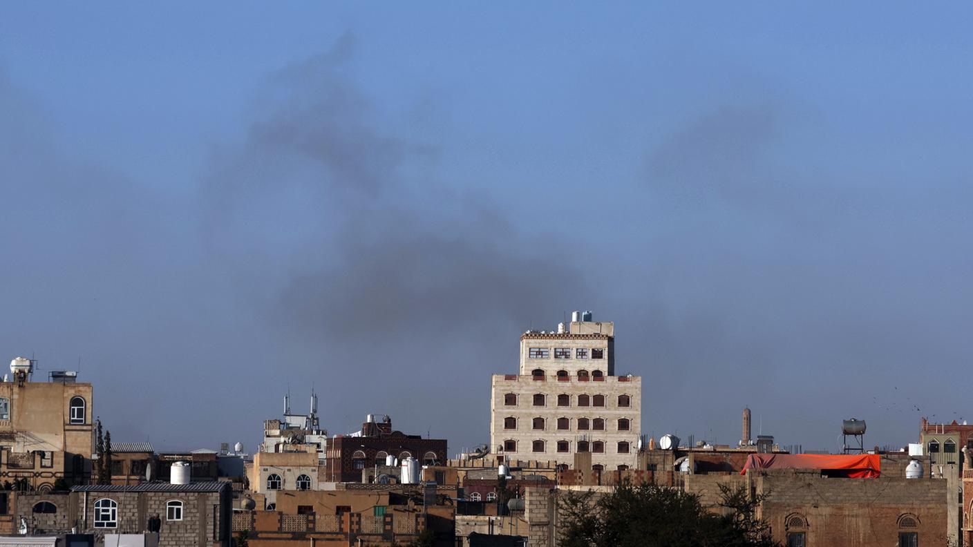 Fumo si alza dall'aeroporto di Sana'a in seguito agli attacchi aerei israeliani