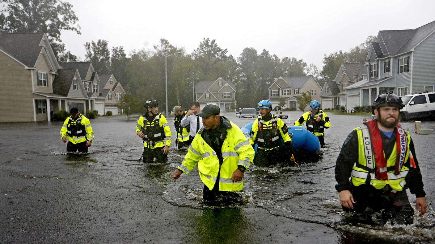 Soccorritori nelle strade allagate di Fayetteville (North Carolina)