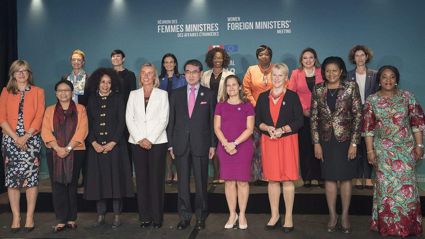Foto di gruppo delle 15 ministre degli affari esteri riunite a Montréal