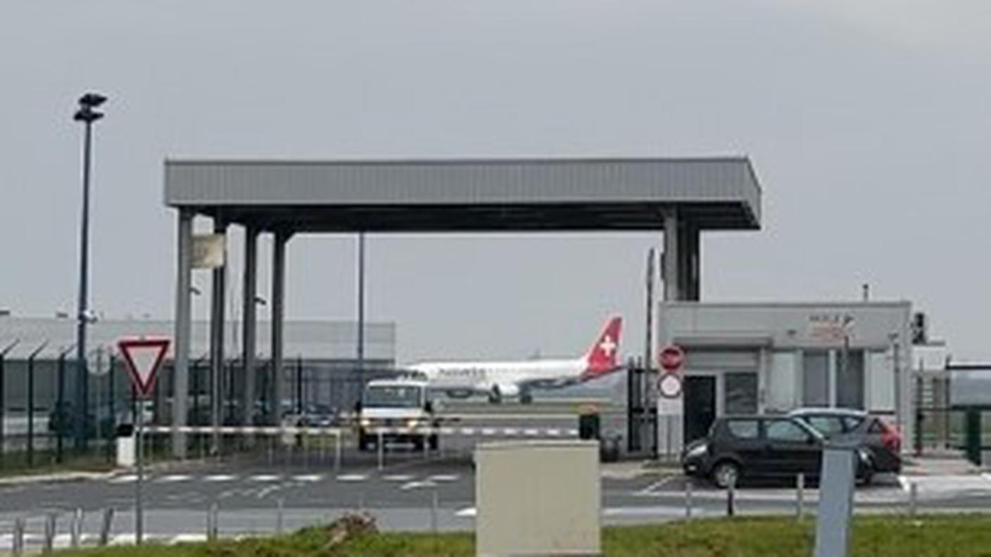 FOTO 1 - L'arrivo del volo OAW8114 della Helvetic Airways da Zurigo a Zagabria.jpg