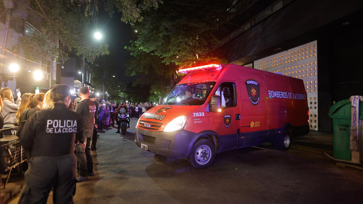 La polizia mentre scorta il furgone con dentro il corpo del cantante morto lo scorso ottobre