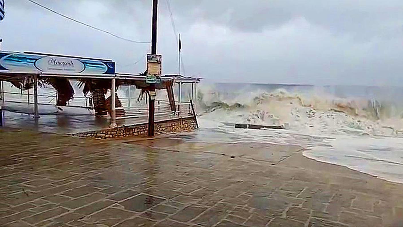 Il mare infuria a Kalamata, nel Peloponneso