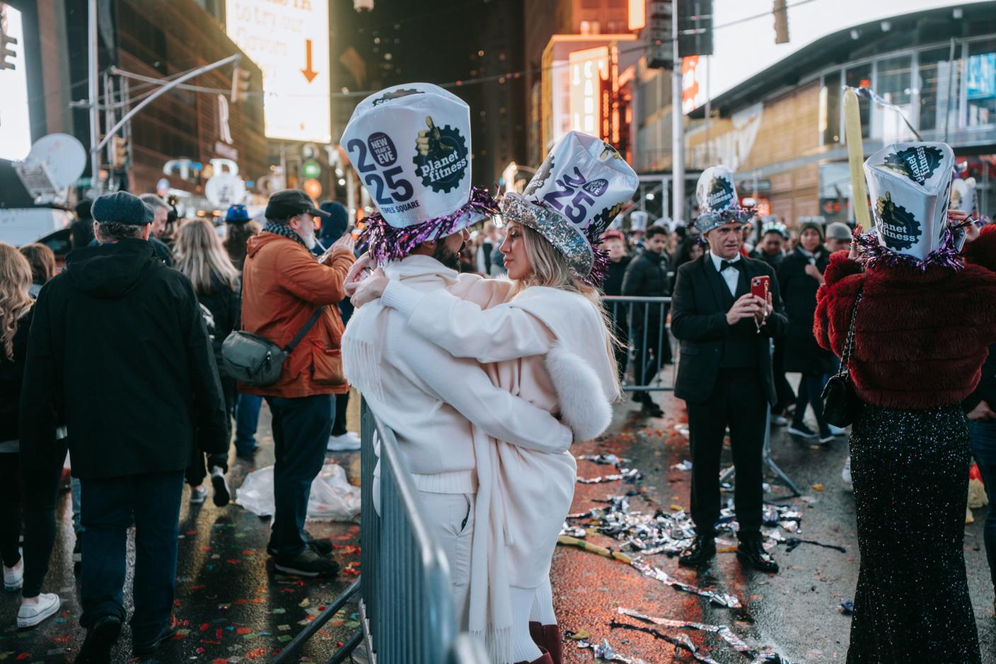 Abbracci d'inizio anno a Times Square a New York.jpg