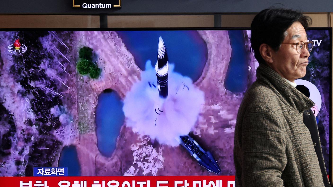 2025-01-06T042459Z_1840413146_RC244CAYYETP_RTRMADP_3_NORTHKOREA-MISSILES.JPG