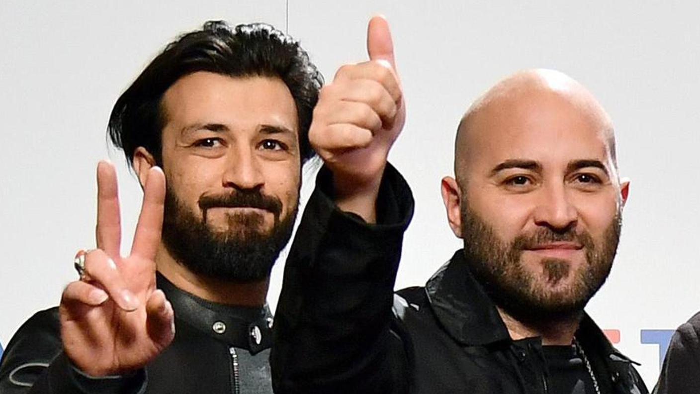 Emanuele Spedicato con Giuliano Sangiorgi, il frontman dei Negramaro