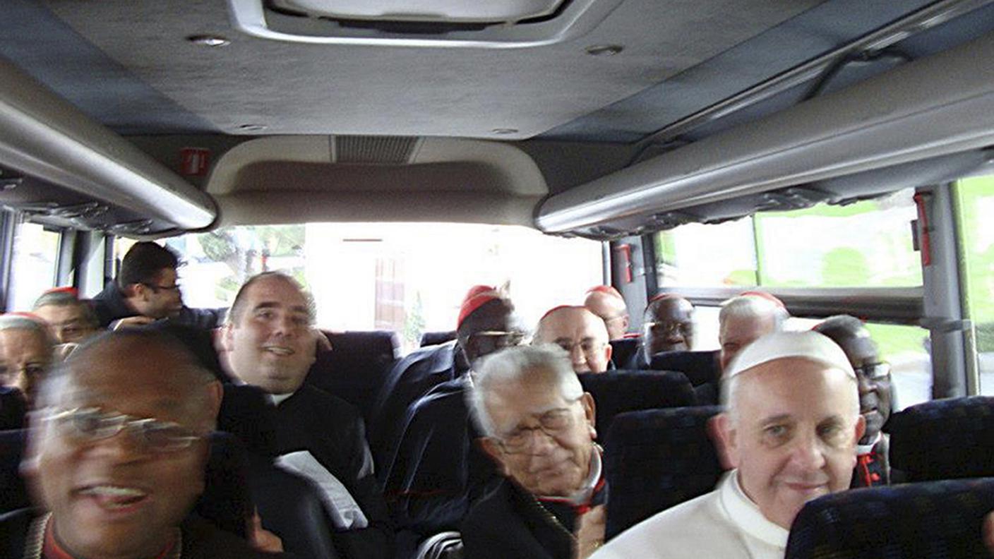In minibus con i cardinali, il giorno dopo l'elezione