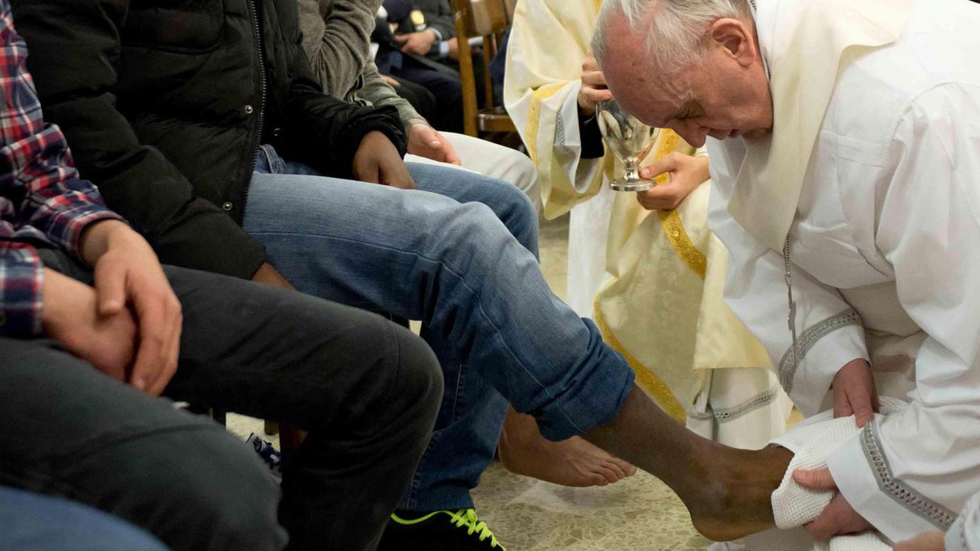 Lavando i piedi di detenuti, prima della Pasqua 2013
