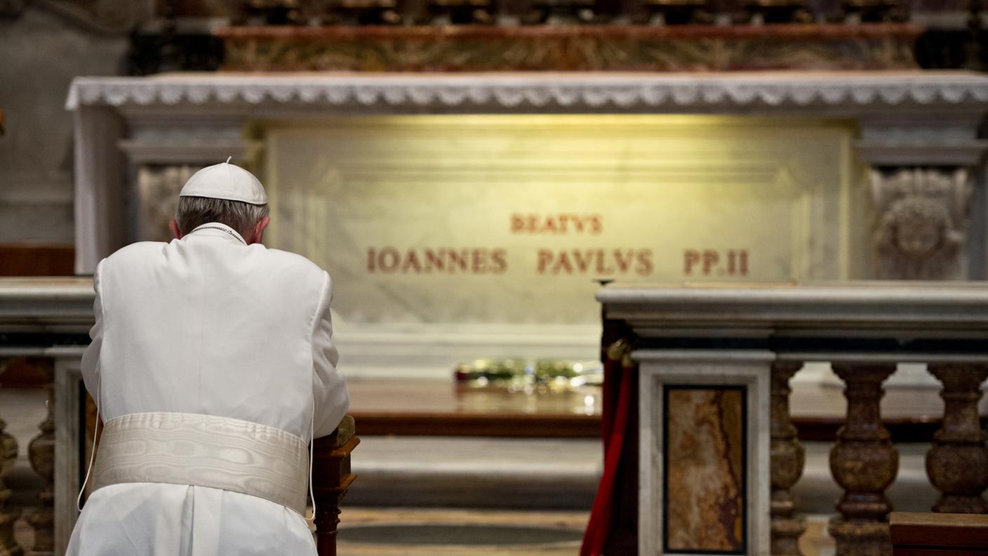 Preghiera sulla tomba di Giovanni Paolo II