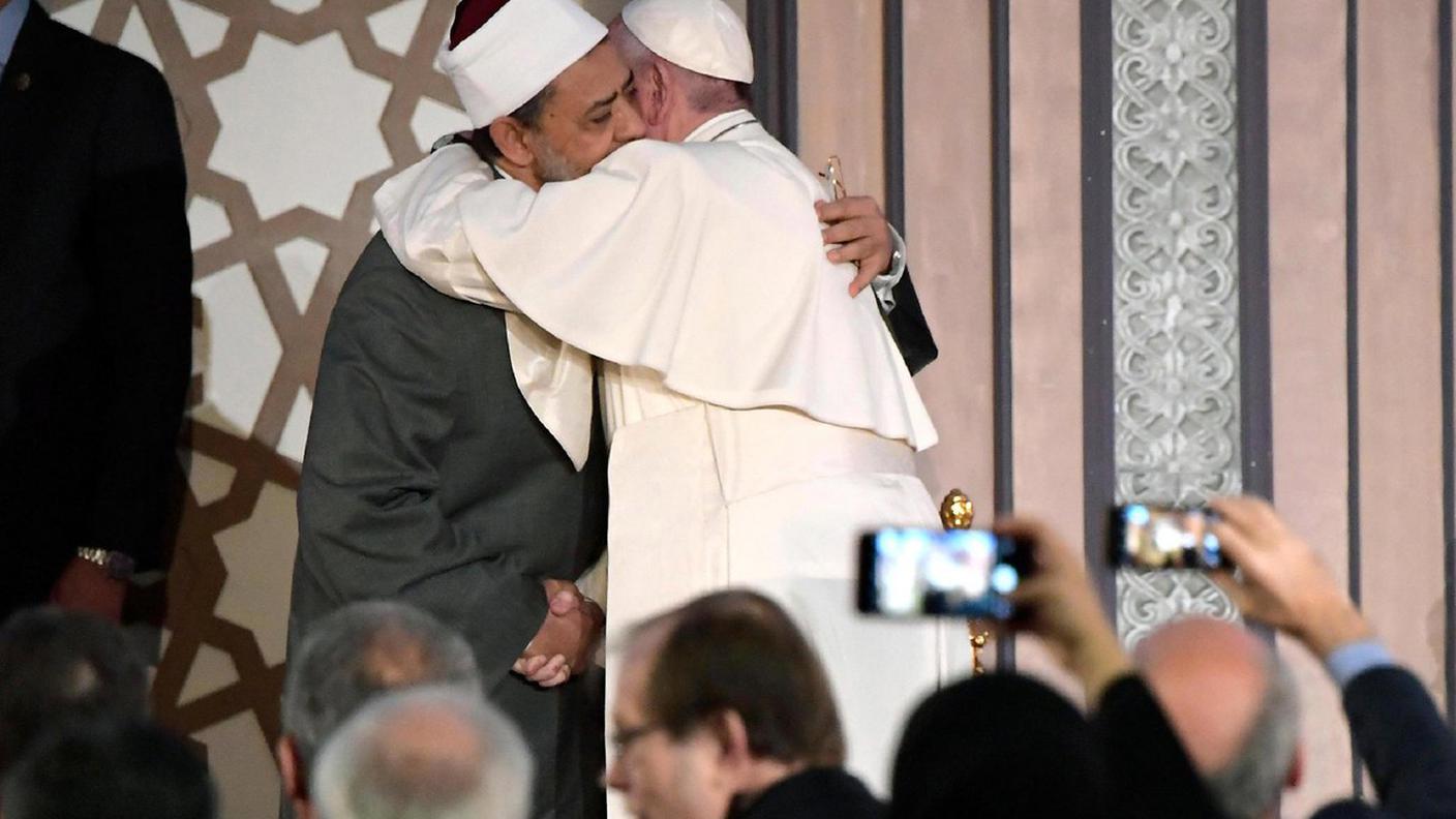 L'abbraccio al grande imam di al Azhar, Egitto 2017