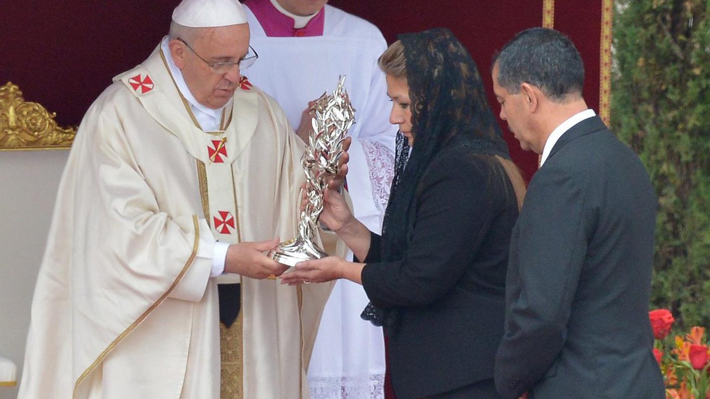 Con una donna costaricana miracolata grazie a Giovanni Paolo II, durante la messa di canonizzazione del 2014