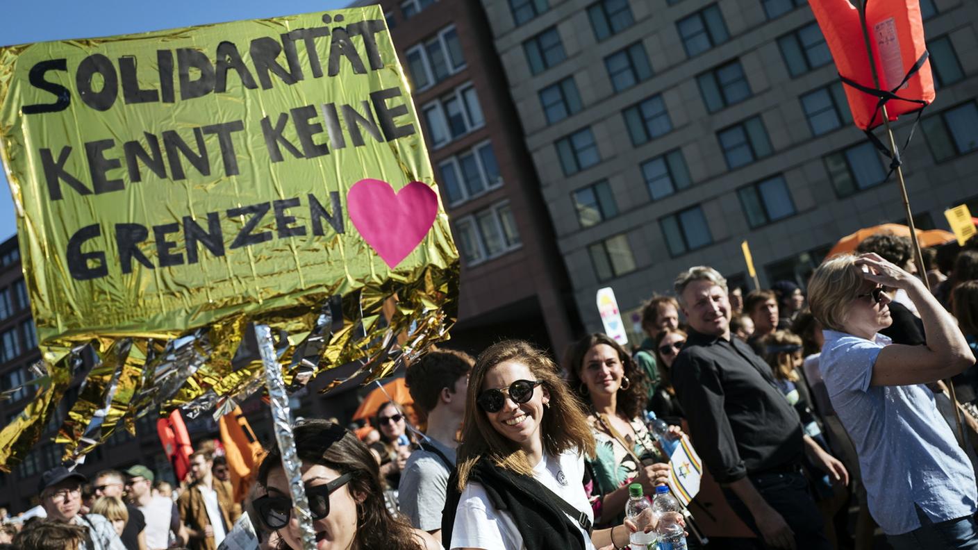 Un cartello recita: "La solidarietà non conosce confini"