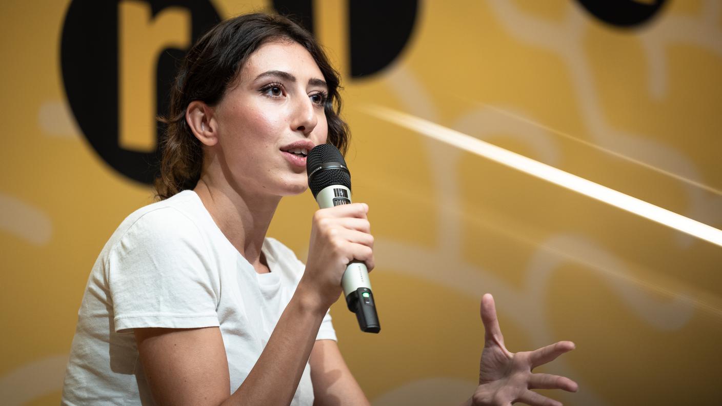 Cecilia Sala durante una conferenza che ha avuto luogo nel 2023 a Lugano