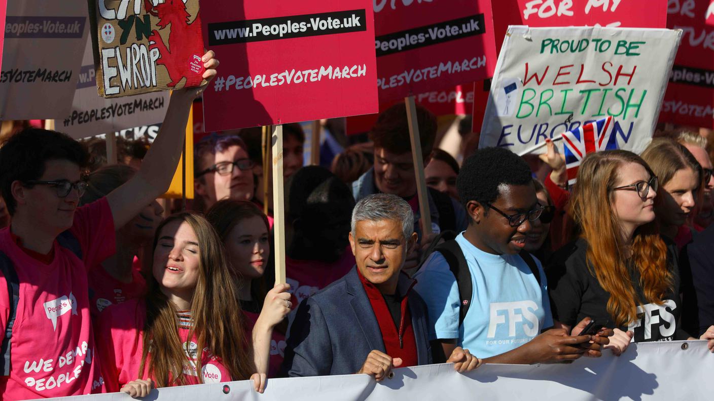Il sindaco di Londra Sadiq Khan tra i manifestanti scesi in strada sabato