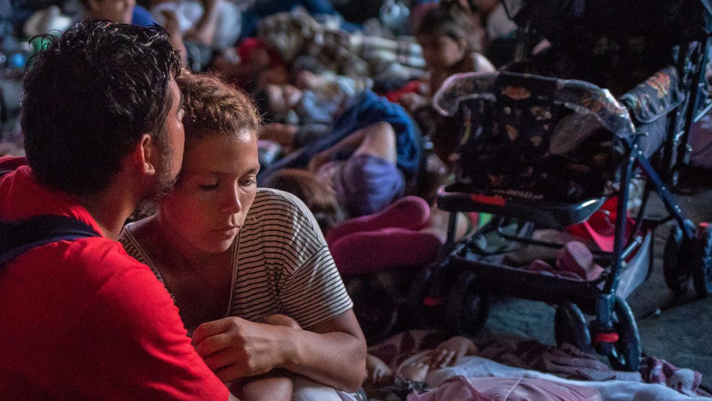 I migranti honduregni diretti negli Stati Uniti si riposano durante la marcia