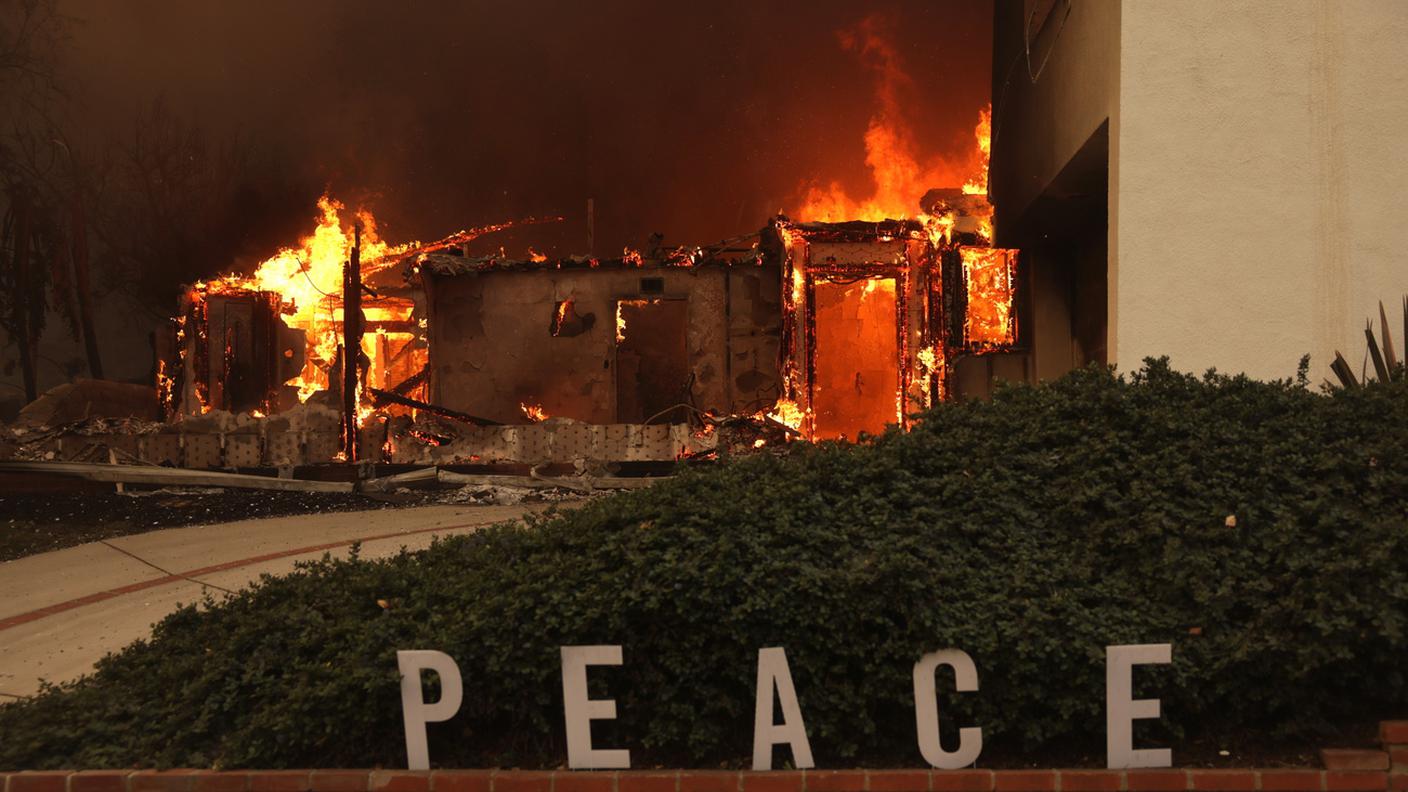 Le fiamme nella regione di Los Angeles sono divampate ovunque