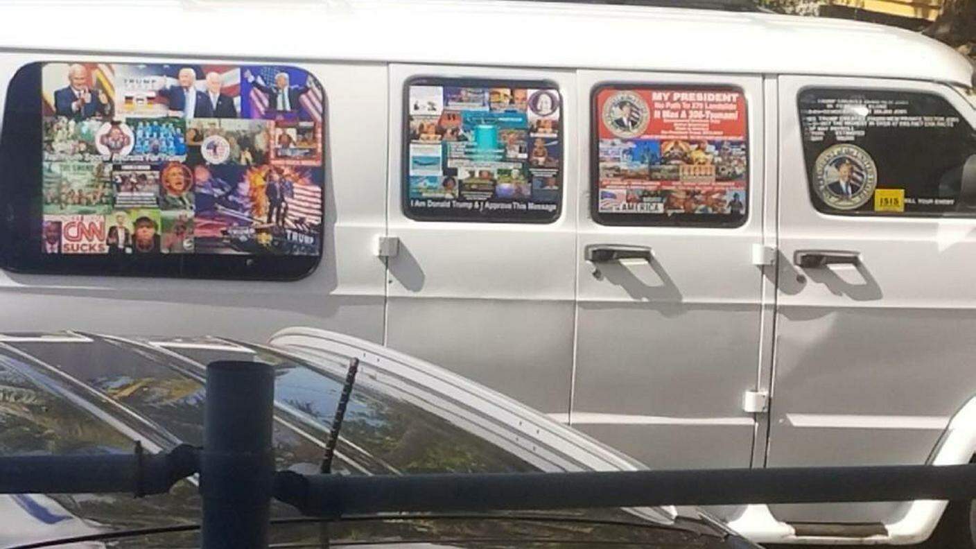 Il furgone del sospetto, tappezzato con le foto di Trump