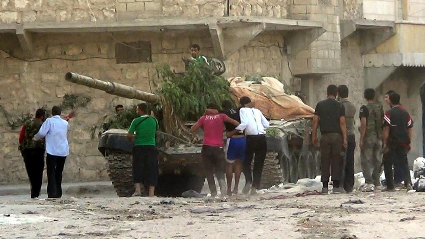 Gli insorti nascondono un carro armato dell'esercito catturato ad Aleppo