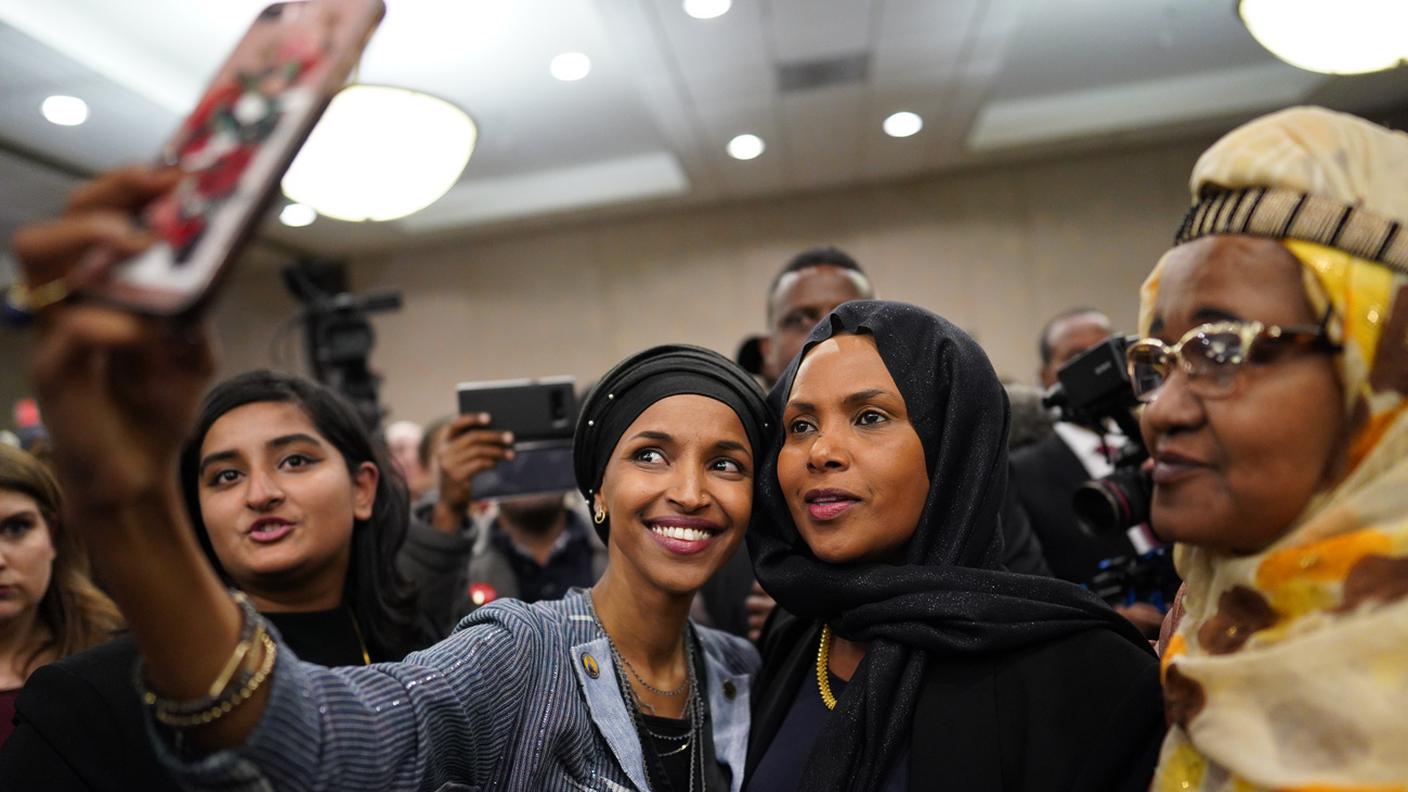 Ilhan Omar (seconda da sinistra), musulmana è anche la prima rifugiata africana al Congresso 