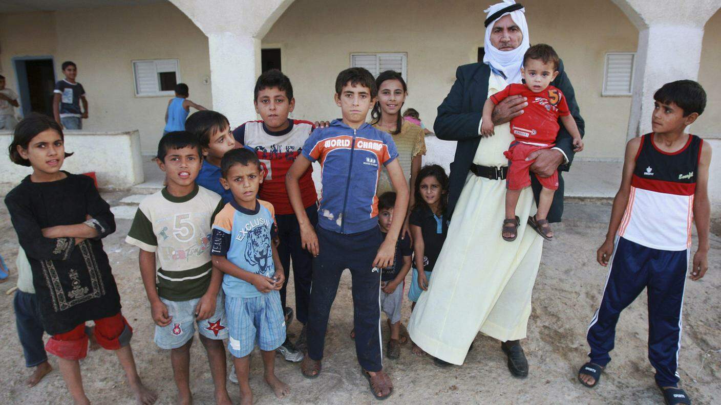 Il beduino Shahadeh Abu Arar con alcuni dei suoi 67 figli nel 2007: le famiglie numerose sono sempre più rare 