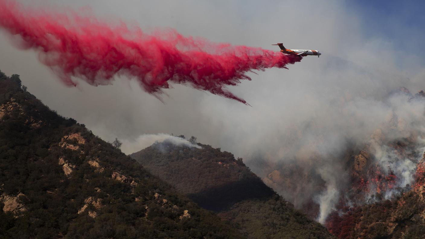 Un aereo impegnato nello spegnimento vicino a Malibu