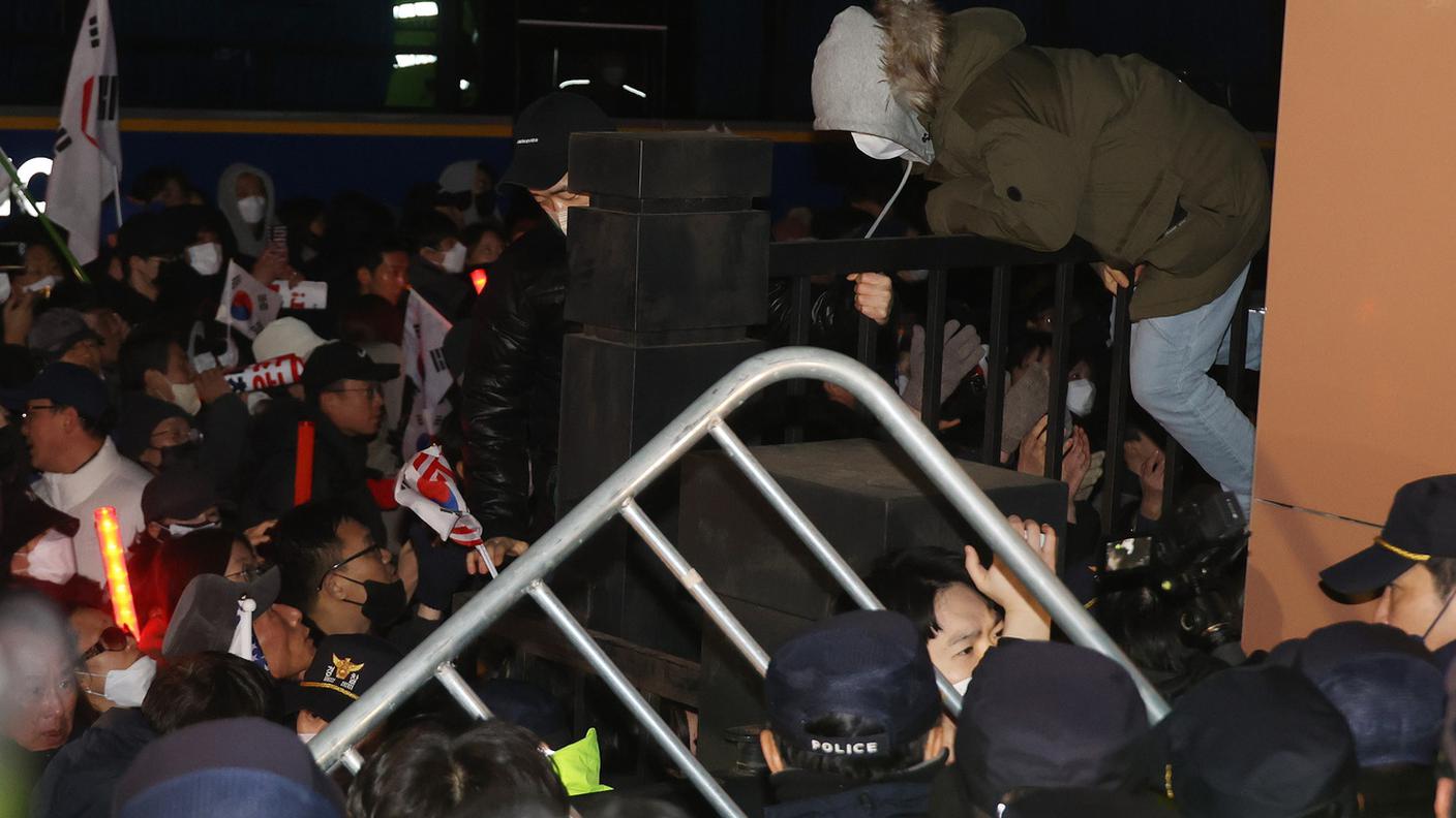 A seguito della decisione, alcuni manifestanti hanno fatto irruzione nell'edificio del tribunale