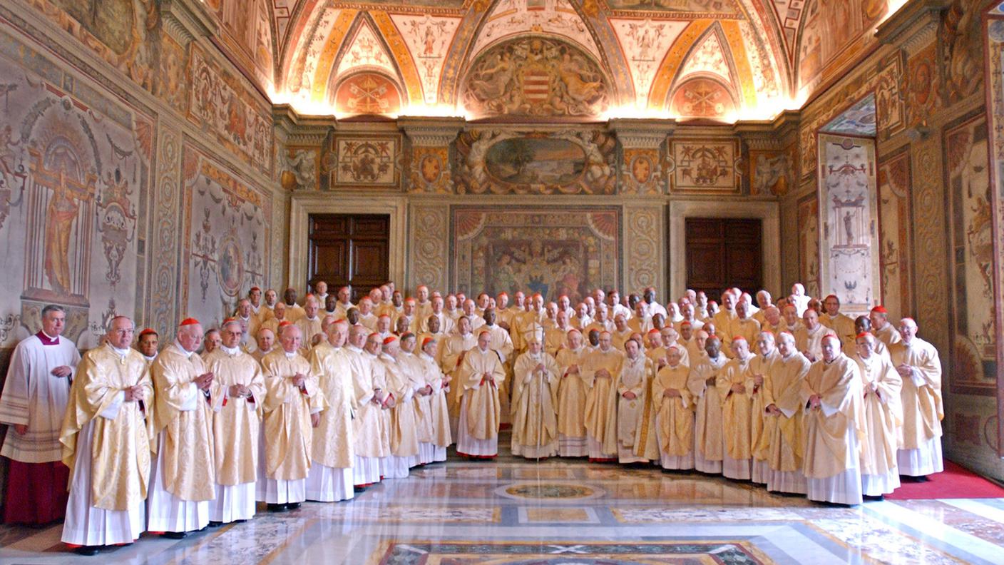 Con cardinali che lo avevano eletto, aprile 2005