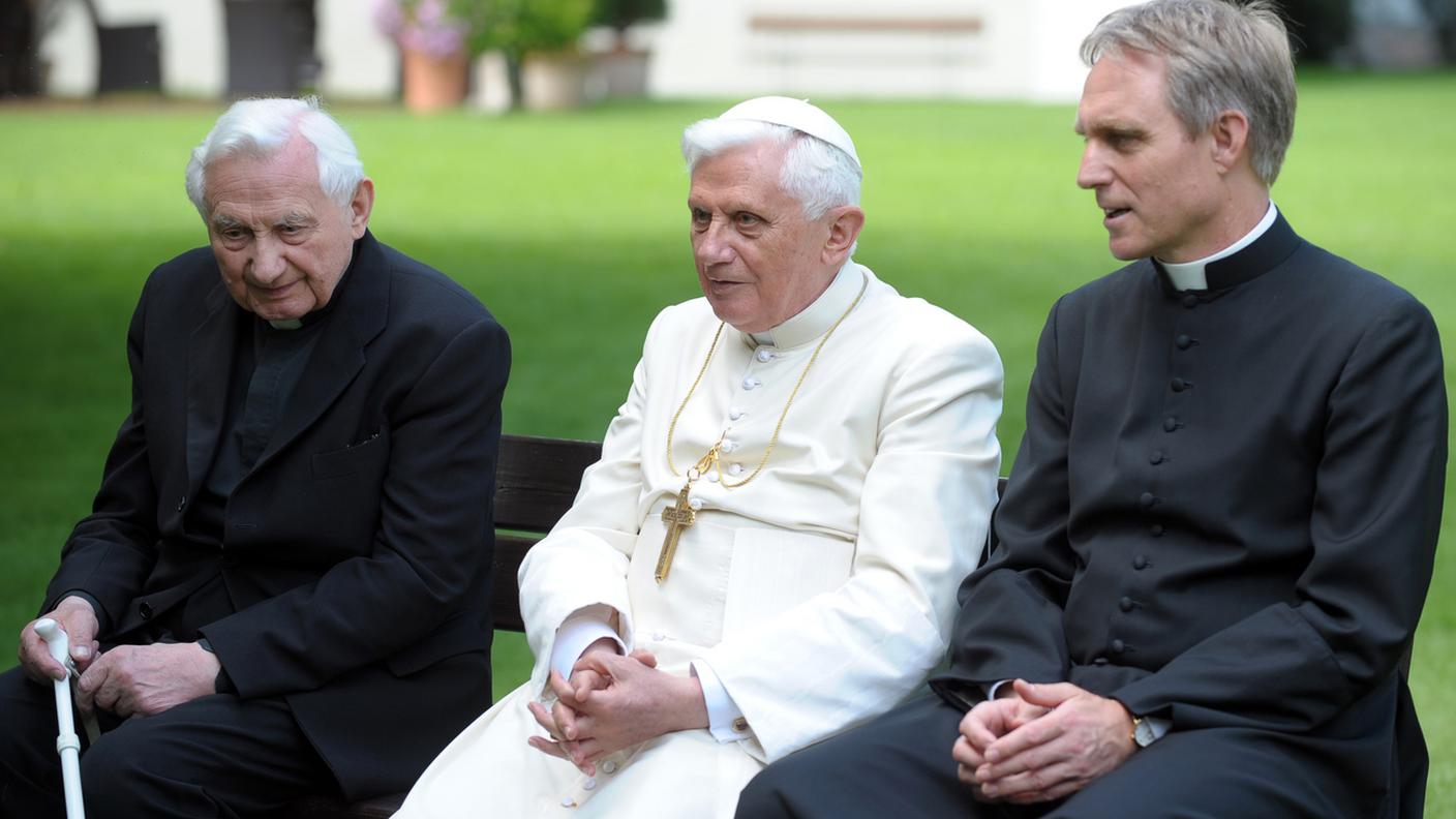 Con il fratello e il fidato segretario Gaenswein, Bressanone 2008