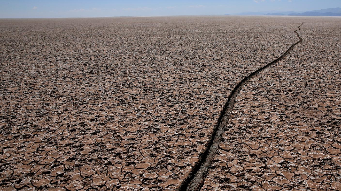 Il lago prosciugato Poopo, in Bolivia