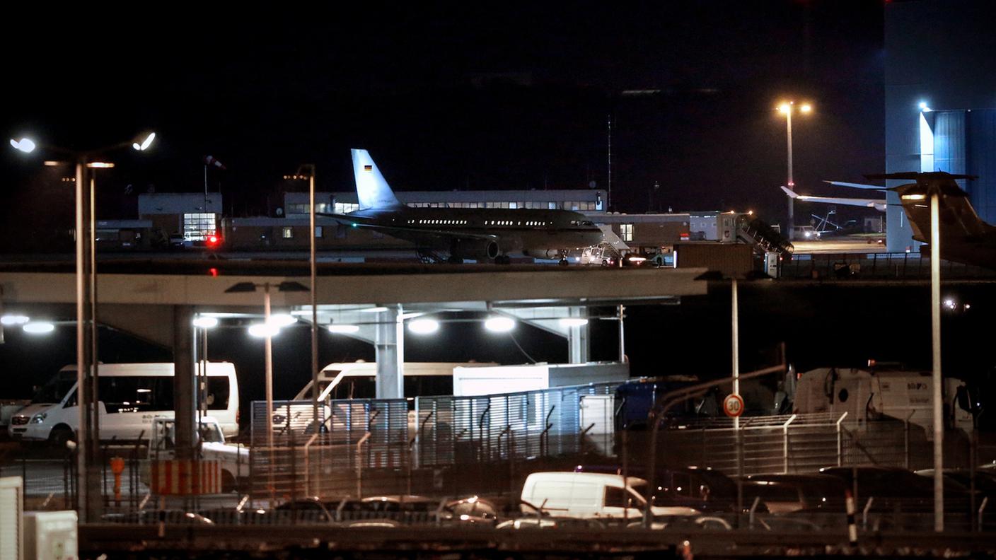 L'aereo dopo l'atterraggio d'emergenza all'aeroporto di Colonia