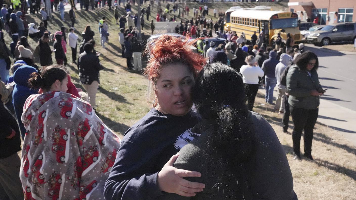 Gli studenti e il personale all'esterno della scuola dopo la sparatoria.jpg