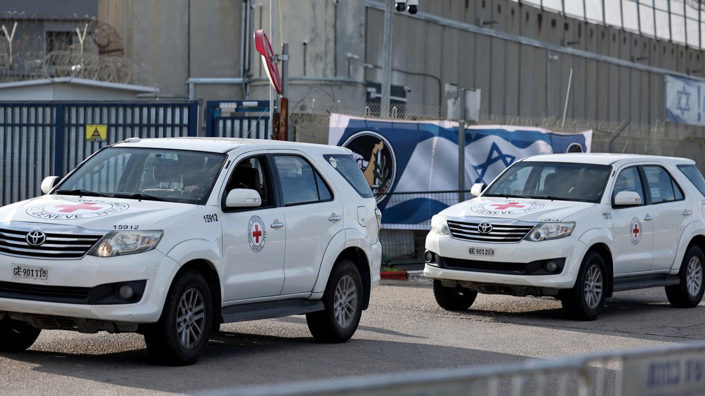 Hamas rilascia quattro soldatesse riportate in Israele dalla Croce Rossa