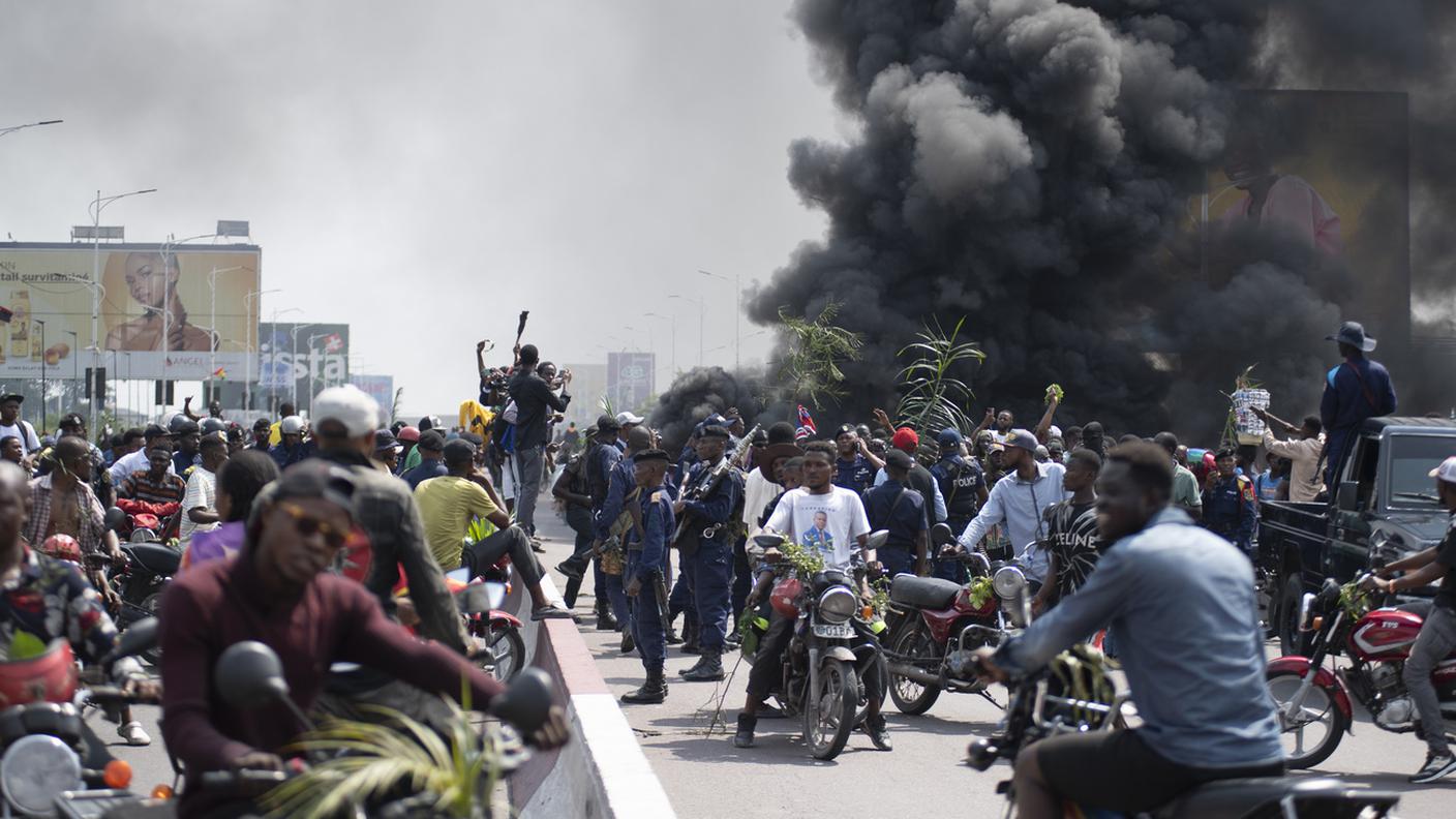 Continuano le violente manifestazioni di violenza a Kinshasa