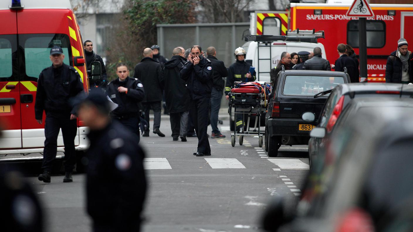 L'intervento in forze della polizia e dei soccorritori presso la sede del giornale colpito dall'attentato. Era il 7 gennaio del 2015