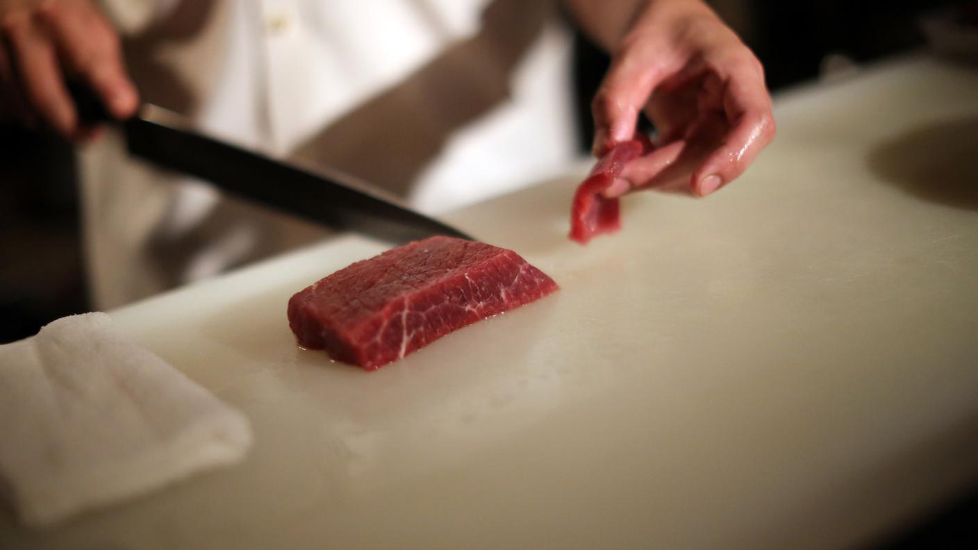 Carne di balena in un ristorante di Tokyo, la foto è stata scattata nel 2014