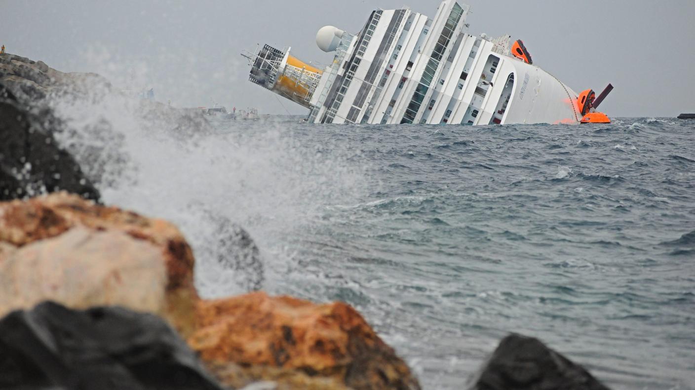 Il mare agitato ha fatto muovere la nave incagliata