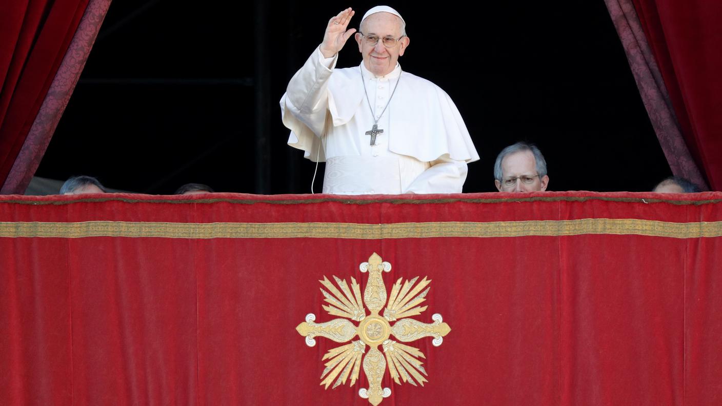 Papa Francesco sul balcone della basilica di San Pietro