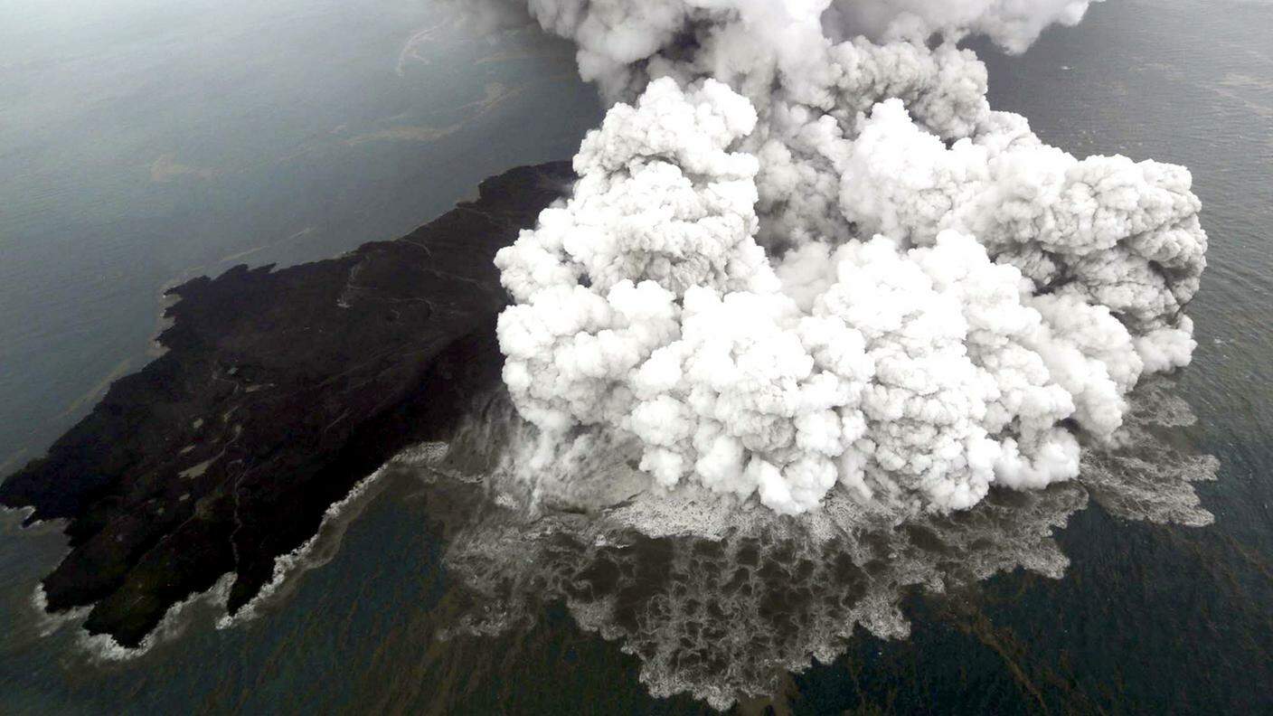 Prima dello tsunami è crollata una parete del vulcano grande quanto 90 stadi di calcio
