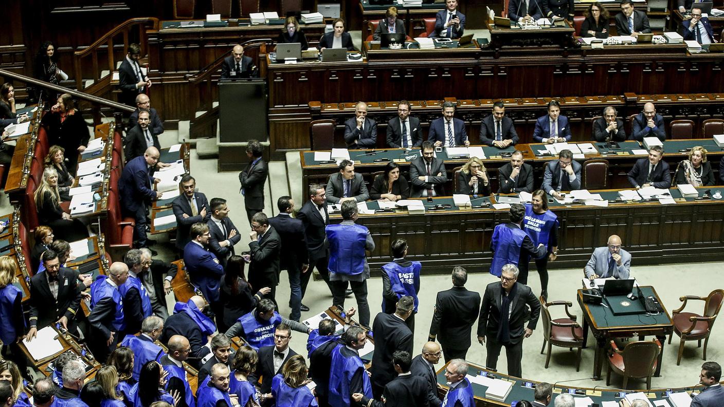 La seduta interrotta più volte