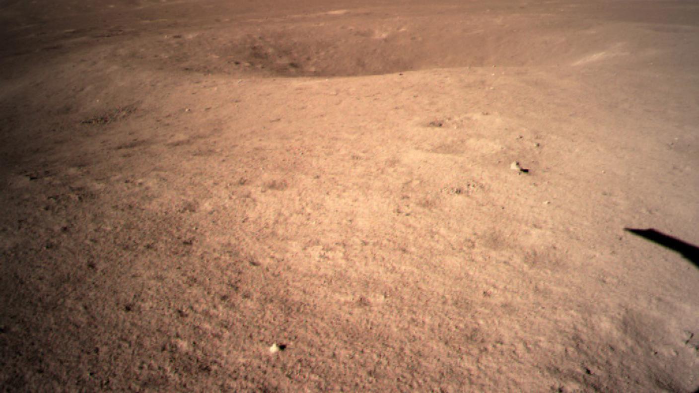 Una fotografia scattata dalla sonda cinese atterrata sul lato nascosto della Luna