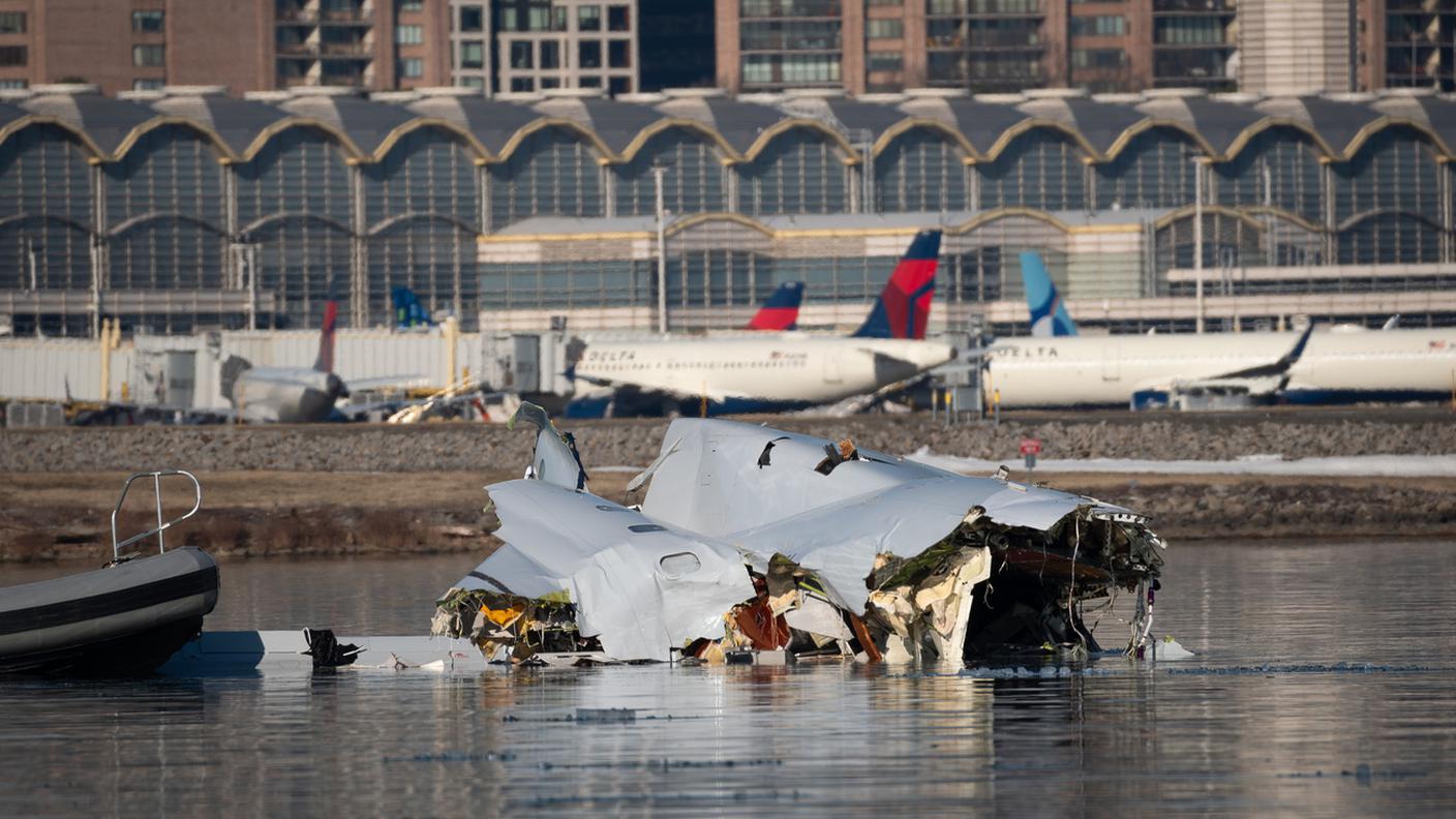 Un troncone della carlinga dell'aereo nel fiume a Washington