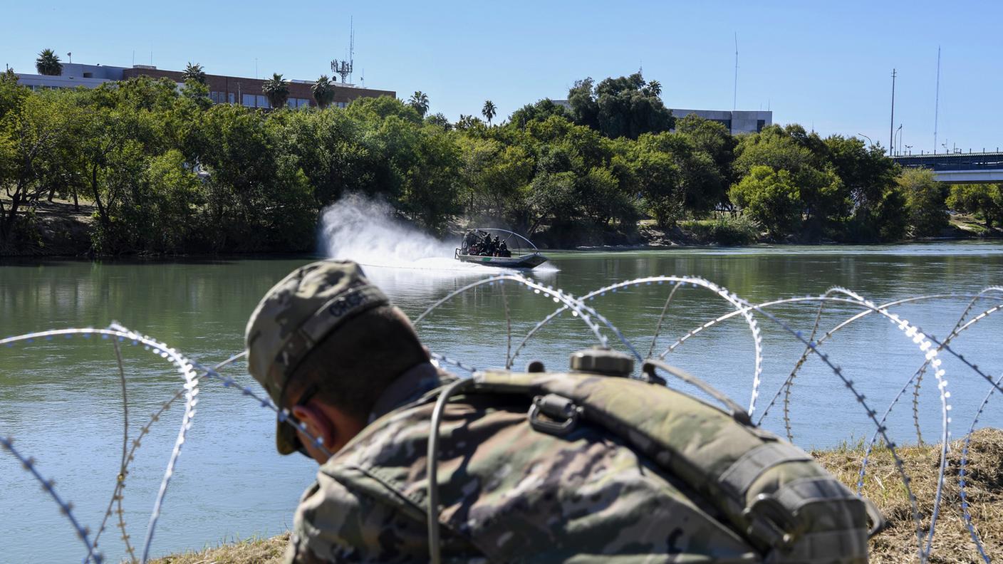 Un militare al confine sul Rio Grande a Laredo